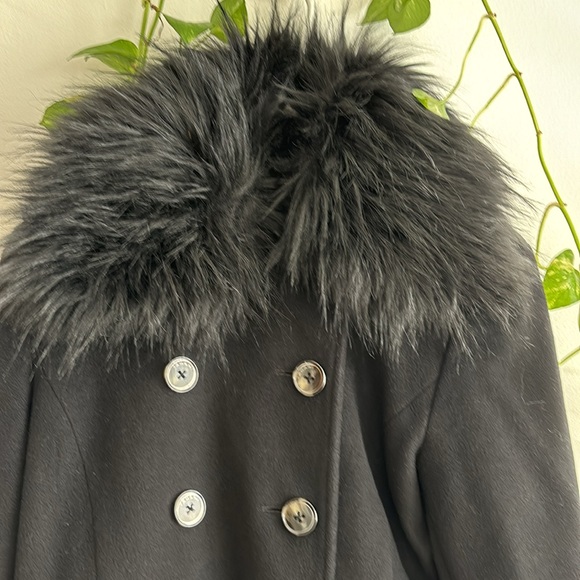 Elegant, beautiful Tahari faux fur trim wool coat. Fur collar is detachable. - Picture 2 of 5